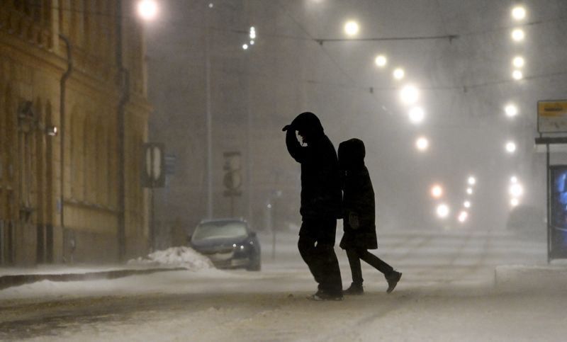 Vinterstormen drar in söderifrån och slår till mot sydkusten under måndagseftermiddagen. Kombinationen hård vind, snöfall och en temperatur som ligger omkring –10 grader gör att vädret känns isande kallt.
