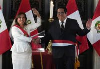 Perus president Dina Boluarte med sin finansminister Alex Contreras under en ceremoni i presidentpalatset.
