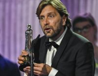 Regissören Ruben Östlund med en av statyetterna han tog hem.