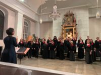 Monica Henriksson hade damkören Girls'n Qvinns i ett säkert grepp under körens julkonsert.