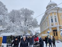 Den traditionsenliga julmarknaden i Ekenäs gick av stapeln med många besökare och mycket snö.