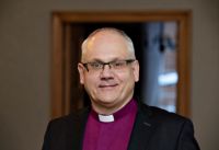 Till julen behöver vi värme och gemenskap, inte för högt ställda förväntningar, säger biskop Bo-Göran Åstrand.