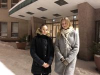 Både Kaisla Ukonaho och Emilia Sjödahl sysslar med musik på fritiden. I dag sjunger de i stadshusets festsal, men då med luciakronor på huvudet.