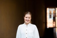Emilia Hoving är född, uppvuxen och bosatt i Helsingfors. Hon har tidigare dirigerat Radions symfoniorkester och Tapiola Sinfonietta.