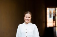Emilia Hoving är född, uppvuxen och bosatt i Helsingfors. Hon har tidigare dirigerat Radions symfoniorkester och Tapiola Sinfonietta.