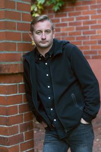 Serhij Zhadan kallar sig punkproletär och är verksam både som författare, dramatiker, poet, rocksångare och inom sin välgörenhetsorganisation som hjälper krigets offer i Charkiv.