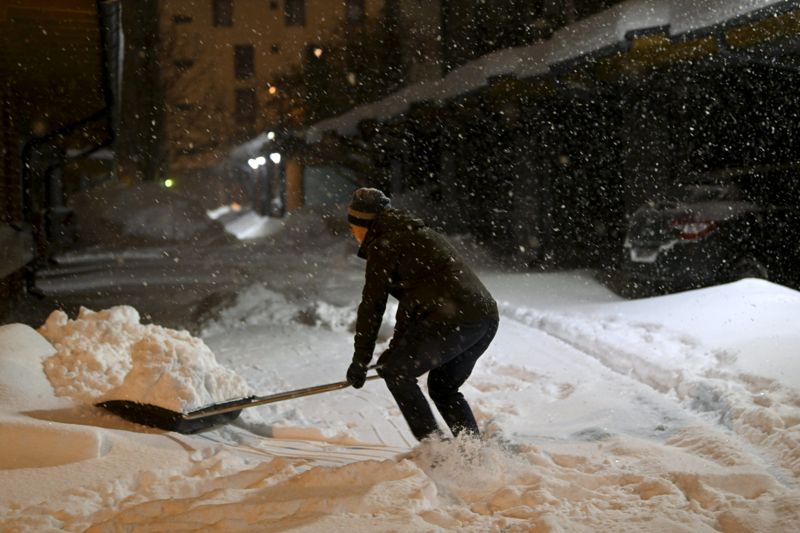 Om vi ska tro Foreca så blir det en vit jul i år! Just nu är snödjupet i Helsingfors cirka 35 centimeter och till kvällen kan det bli upp emot 15 minusgrader. Gårdagens snöyra är förbi och i nuläget som bäst på väg vidare mot Lappland.
