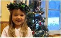 Här är Sibbos mini-lucia Mindi Rajala. Hon är 6 år och bor i Nickby. Sibbos mini-lucia lottas ut bland flickorna som går i förskola i Nickby barnträdgård och Mindi är redan den 58:de i ordningen. Kröningen sker i Lilla Villan (Sibbo) på luciadagen kl.18.