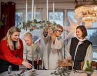 Ljus, dofter, festlig dukning och så förstås god mat i mängder ingår i familjen Enbergs julafton. Amanda, Sally, Ylva och Alexandra förbereder verandan för festen.