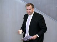 Försvarsminister Antti Kaikkonen (C) blir föräldraledig efter årsskiftet.