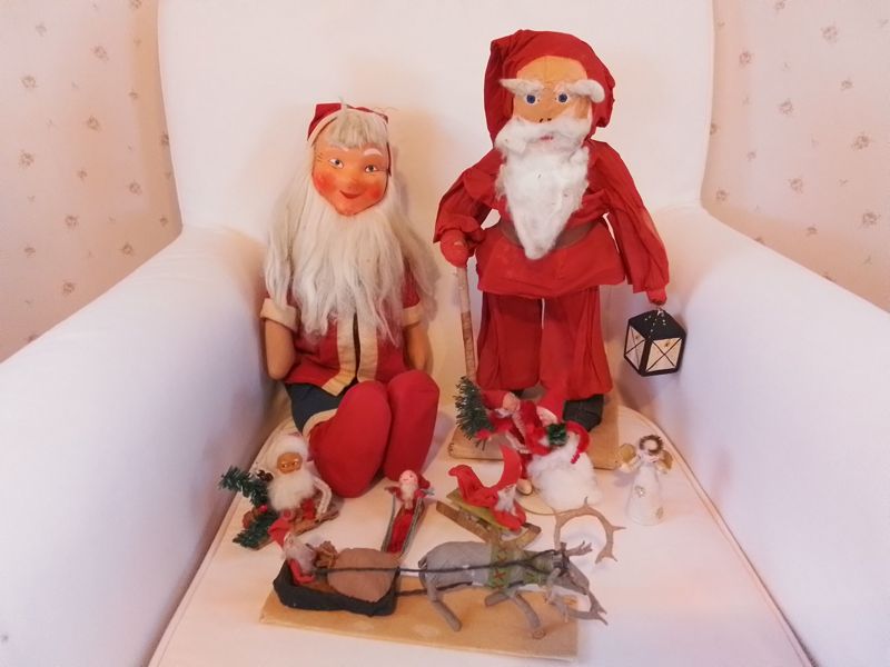 "På bilden syns en del av mina äldsta och käraste julprydnader. De plockas fram varje jul. Tomten med lyktan, tomten och rensläden och tomten på kälken är alla gjorda av bland annat kreppapper på 1950-talet.