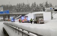 Fem bilar kolliderade i en seriekrock på Tavastehusleden på tisdag eftermiddag, vid Ring III nära Kivistö i Vanda. Polisen uppmanade bilister att vika av från Tavastehusleden redan vid Klövskog, eftersom en körfil var avstängd.