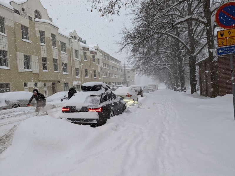 Den här Audins ägare i Ulrikasborg i södra Helsingfors fick jobba en god stund för att få ut sin bil från snödrivan.