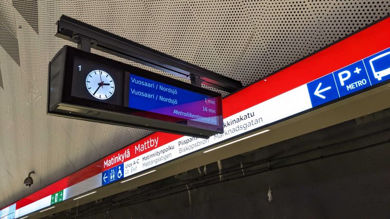 Även metrotrafiken har drabbats av snökaoset och kör med 15 minuters intervaller i eftermiddagsrusningen.