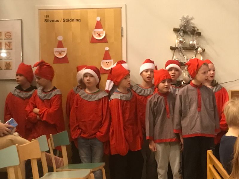 I Hindhår skolas luciatåg fanns det också tomtar, från årskurs 3.
