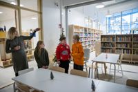 Från matsalen som ligger mitt i byggnaden kan man bland annat stiga direkt in i biblioteket. Hanna Rönnblom förevisar Askers tillsammans med Alexandra Wägg, Liam Forsman och Dominic Dilén.  