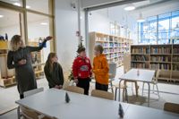 Från matsalen som ligger mitt i byggnaden kan man bland annat stiga direkt in i biblioteket. Hanna Rönnblom förevisar Askers tillsammans med Alexandra Wägg, Liam Forsman och Dominic Dilén.
