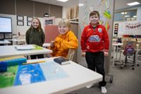 Alexandra Wägg, Dominic Dilén och Liam Forsman säger att det är roligt att det finns barn i olika åldrar i huset. Alla tre har också vänner i den finska skolan som finns under samma tak.