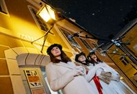Lucia Olivia Halttunen och tärnorna Veronica Lindberg och Wilma Byman kröntes traditionsenligt på gamla rådhusets trappa.