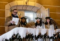 Lucia Olivia Halttunen och tärnorna Veronica Lindberg och Wilma Byman tillsammans med årets krönare Tomas Järvinen.