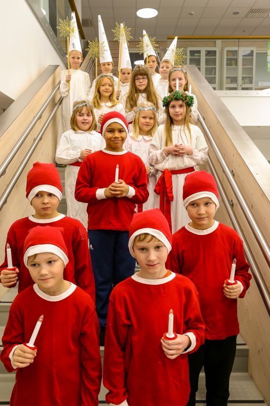 Årskurs två uppträdde på luciadagen i Forsby skola med luciatåg och tomtenissar.