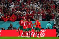 Youssef En-Nesyri firar segermålet mot Portugal med lagkamrater och supportrar.