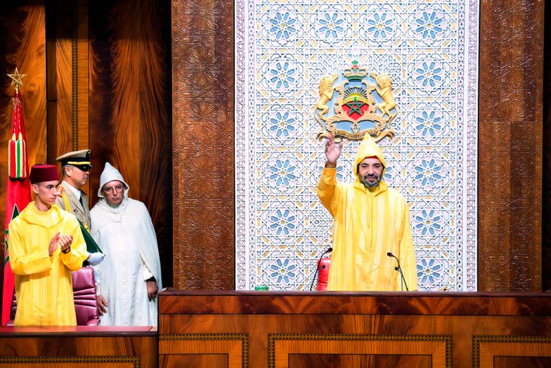 Kung Mohammed VI vinkar till åhörarna i parlamentet i Rabat i oktober. Arkivbild.