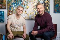 Skådespelaren Oskar Pöysti talar med Janne Grönroos om sina svårigheter att skaffa barn i det sista avsnittet Jannes pappapodd.