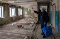En 65-årig kvinna i en byggnad som förstörts i Kievregionen den 13 december.