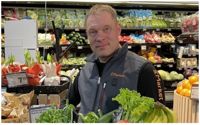 Tommi Karlsson ser fram emot sitt jobb som köpman vid K-market Gammelbacka.