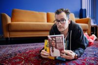 Steve Martin hör till André Wickströms komikerförebilder. André Wickström är en flitig läsare och avslutar alltid dagen med en bok.