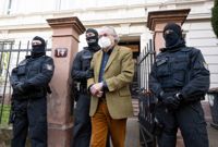 Den högerextrema grupp som greps i Tyskland nyligen hade också tentakler i Österrike, med en kock och två spiritister. På bilden grips den prins Heinrich XIII Reuss som enligt terrorgruppen skulle bli landets nya ledare och kejsare.