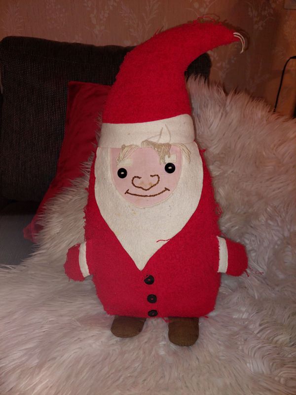 "Om inte tomten Boris finns med så blir de ingen jul! Den här jultomten har jag fått av min mommo, hon finns inte bland oss mera. Det är min mamma som sytt den åt henne. Den har funnits med hos oss i cirka 25 år. Mina barn älskar den och de har också döpt tomten till Boris. Nu är barnen stora och har egna familjer, men alltid kommer de ihåg jultomten Boris som har en egen plats under julgranen."