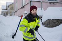 Alexander Högström skottar som bäst uppfarter i Karis. Nästa projekt är att skyffla snö från taken, som han säger att kommer att vara i riskzonen nästa vecka.