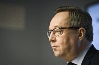 Näringsminister Mika Lintilä (C) talade med journalister i riksdagen om veckans brådska kring elpriserna. SDP:s förslag om pristak hade kommit helt oförberett för honom. – Jag hade ingen nys om det i förväg.