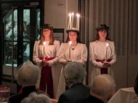 Lucia Olivia Halttunen och tärnorna Veronica Lindberg, till vänster, och Wilma Byman sjöng på Borgånejdens krigsveteraners julfest på onsdagen. 
