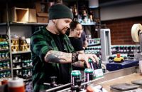 Topi Kairenius är kreativ chef på Fat Lizard. Den snabba maskinen för burkpåfyllning är en av årets investeringar.