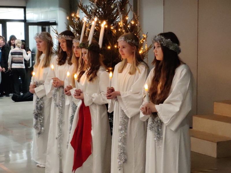 I Kungsvägens skolas luciatåg deltog elever i årskurs 8. Från vänster Wilma Lindblad, Olivia Furu, Iida-Maria Lehtimäki, Kiara Federley, Anna Ingman och Fanny Söderlund.