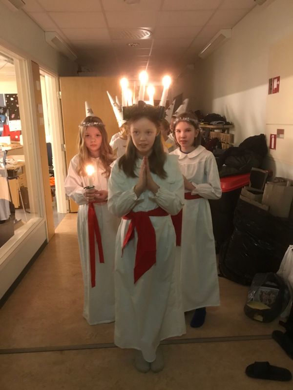 Hindhår skolas luciatåg där eleverna på klass 4 är lucia (Kira Leidén), tärnor och stjärngossar och eleverna på klass 3 är tomtar.