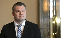 Centern valde Mikko Savola till tillfällig försvarsminister i januari och februari.