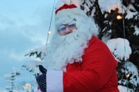 Coronaåren har gjort att julgubben inte längre ombes ta en svängom runt julgranen. I stället får Tor-Erik Stolpe titt som rätt uppträda med julsånger på svenska, finska och engelska. 