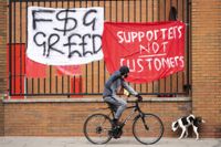 Protester utanför Liverpools hemmaarena Anfield i samband med planerna på en europeisk superliga i fotboll i april 2021.