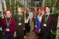 På bilden representanter för nätverket Global Youth Biodiversity Network, FN:s officiella ungdomsvalkrets för konventionen om biologisk mångfald. Längst fram står de finländska representanterna Emma Sairanen och Jack Hancock.