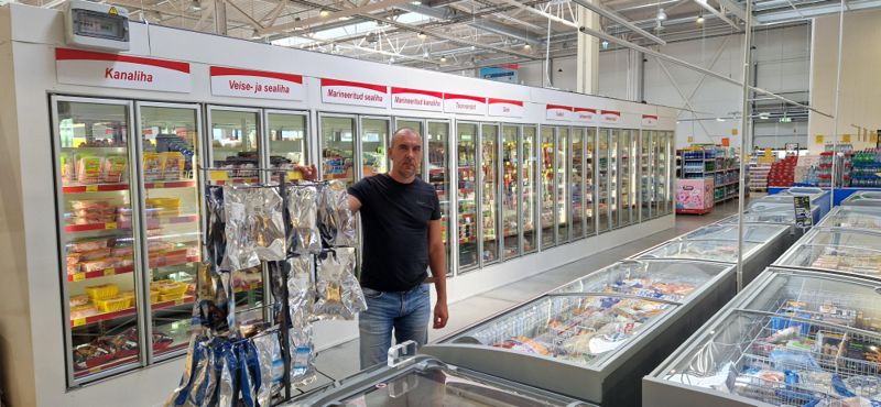 Tarmo Lauring är vd på lågpriskedjan A1000 Market och tacksam för att de finska turisterna hittat Tallinn igen. Ofta kommer busslaster från Finland för att handla, berättar han.