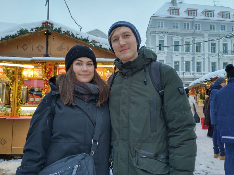Nora Nevalainen och Juhana Lehtonen tänker köpa julklappar i Tallinn. Trots att priserna stigit i den estniska huvudstaden är det mesta fortfarande billigare än i Finland, försäkrar de.