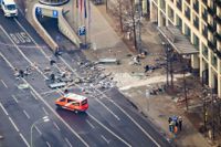 Bråte som spolats ut på gatan framför hotellet i Berlin.