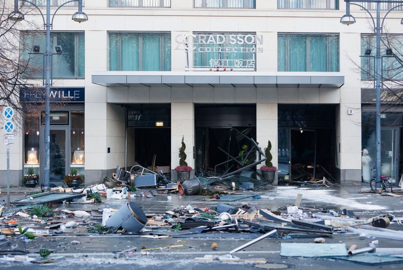 Förödelse på gatan utanför hotellet efter vattenvågen från akvariet.