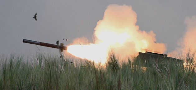 En amerikansk Himars-raketkastare avfyrar en robot under en manöver med Filippernas och USA:s marinkårer.