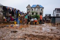 Kinshasabor försöker röja upp efter översvämningarna som drabbats staden och som enligt FN-organet OCHA krävt 160 människors liv. Arkivbild.