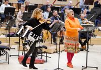 Anu Komsi och Minna Pensola var solister på Tapiola Sinfoniettas konsert. Bilden tagen på en övning inför konserten.